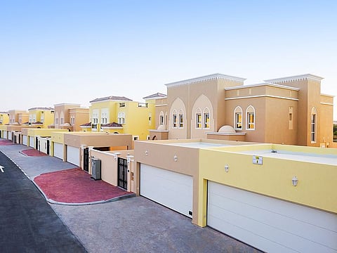 Each villa has two floors. The ground floor has a family hall, a kitchen, maid’s room, laundry room and a guest room. The first floor has four bedrooms.