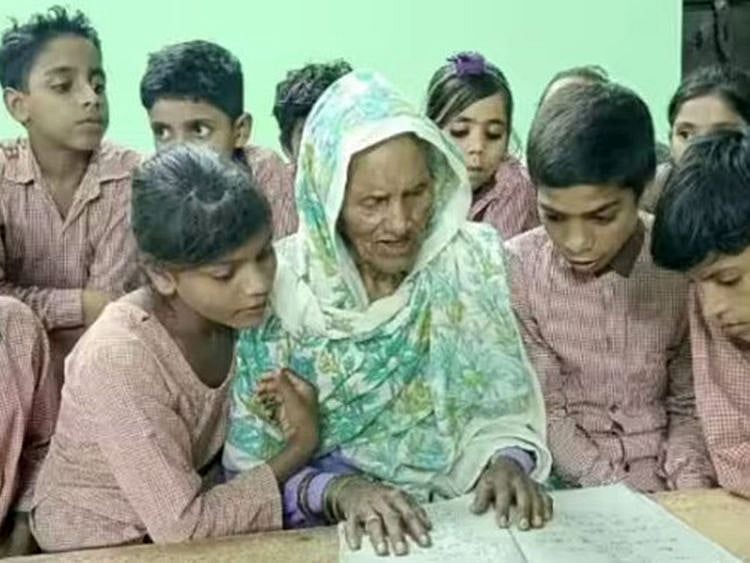 Salima Khan with her classmates.