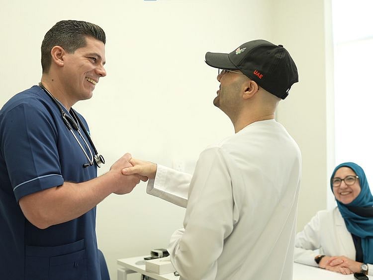 MS-patient-with-health-professionals-in-AD-1697122252222