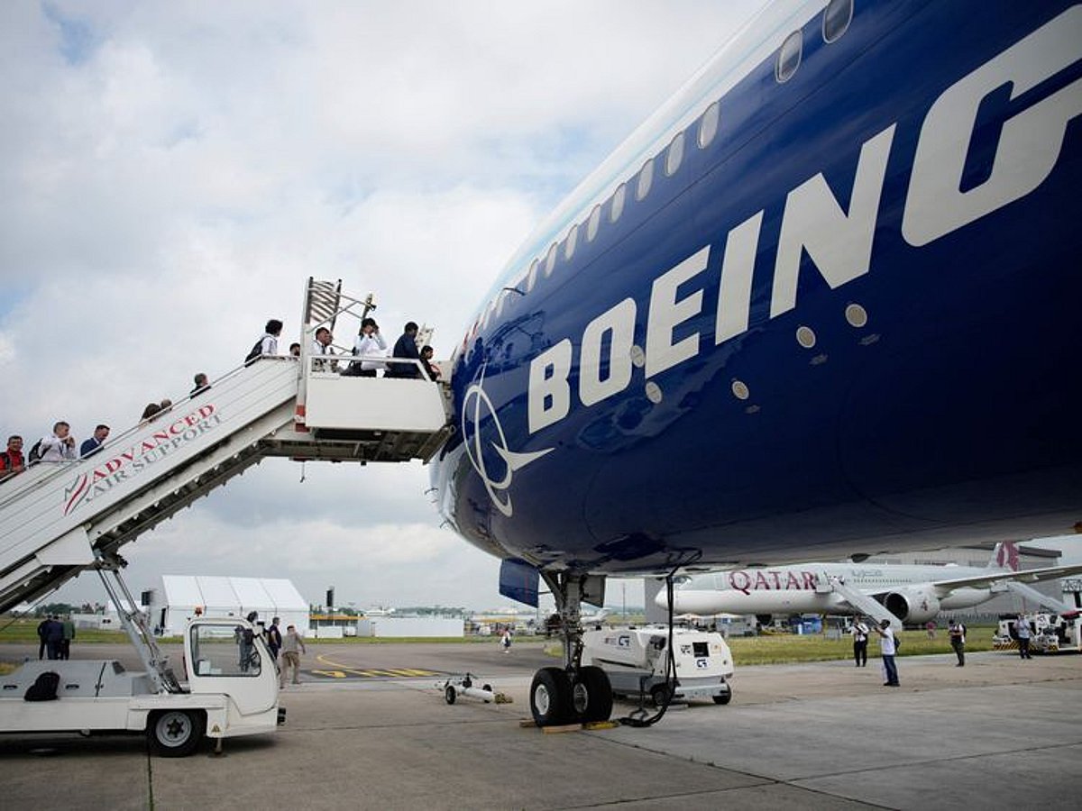 Boeing slows cash burn, narrows losses as turnaround begins to show lift