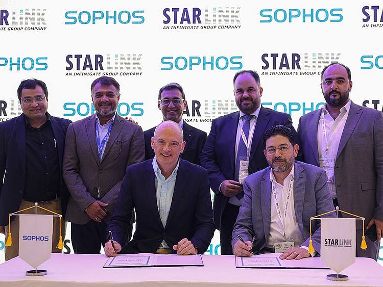 Senior executives from Sophos and StarLink signing the agreement_1200x900
