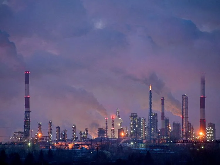 Copy of 2023-10-19T082624Z_1929522493_RC2Z6Z9ZCBQR_RTRMADP_3_RUSSIA-EXPORTS-GASOLINE-1697792380685