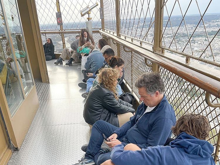 Visitors stranded at the top of the Eiffel Tower 