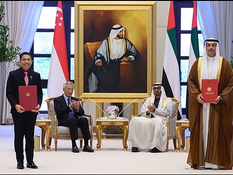 President His Highness Sheikh Mohamed bin Zayed Al Nahyan today received Lee Hsien Loong, Prime Minister of the Republic of Singapore, in Abu Dhabi today.