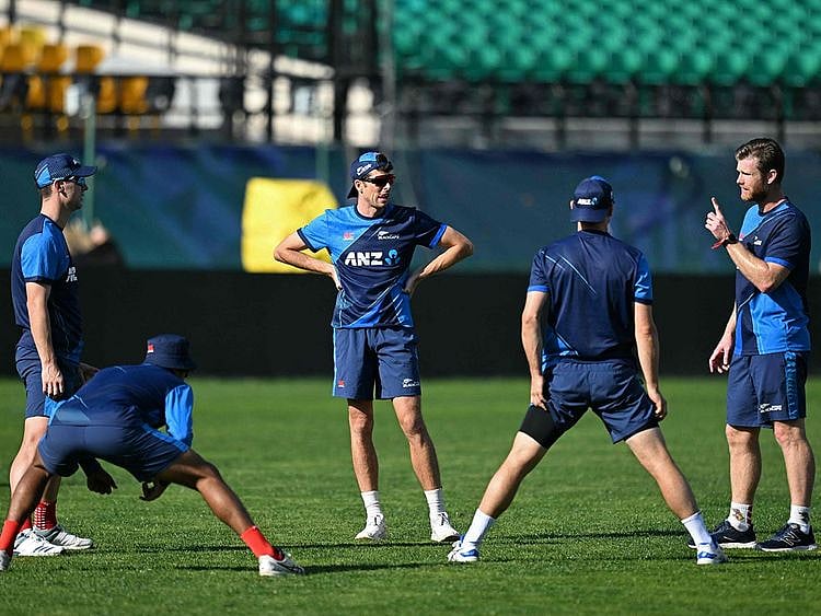 New Zealand’s Mitchell Santner (C), Jimmy Neesham (R) and Matt Henry