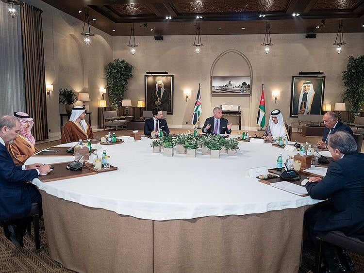 King of Jordan receives Abdullah bin Zayed and ministers participating in Arab coordination meeting
