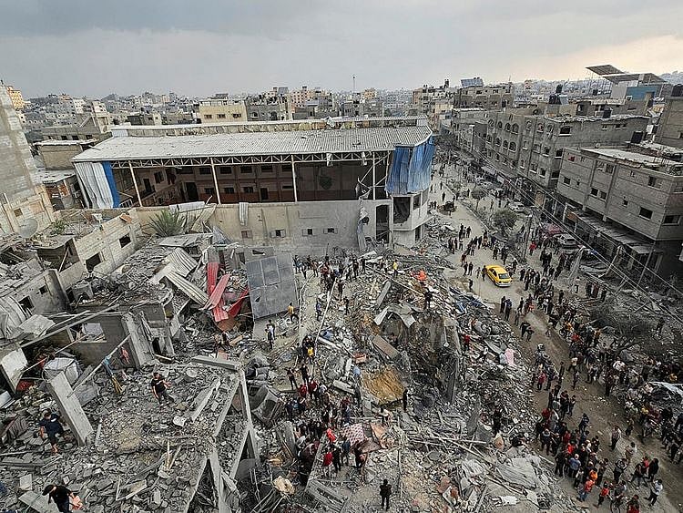 File photo: Palestinians inspect the site of Israeli strikes on houses in Jabalia refugee camp, in northern Gaza, on November 14, 2023. 