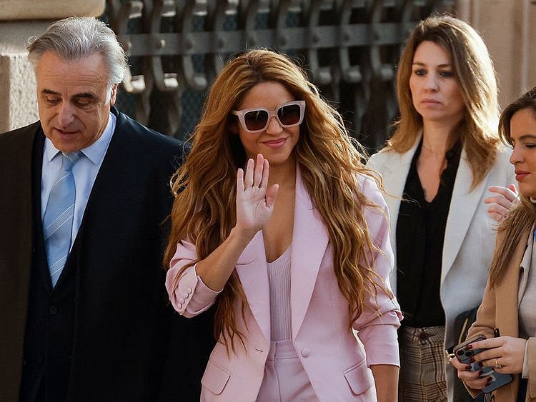 Colombian singer Shakira and her lawyer Pau Molins arrive at court for her trial facing allegations of tax fraud, in Barcelona, Spain November 20, 2023. REUTERS/Albert Gea?