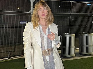 Hollywood star Robert Pattinson's girlfriend and singer Suki Waterhouse announces pregnancy during a concert