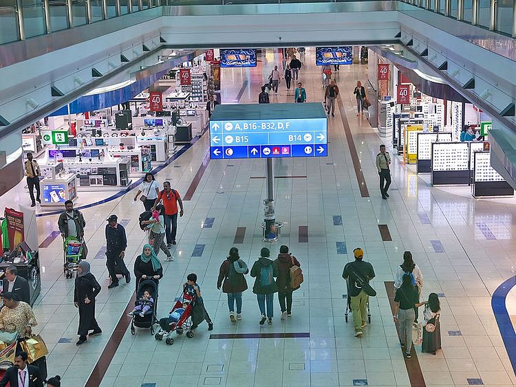 STOCK DUBAI AIRPORT / TERMINAL 3 / EMIRATES