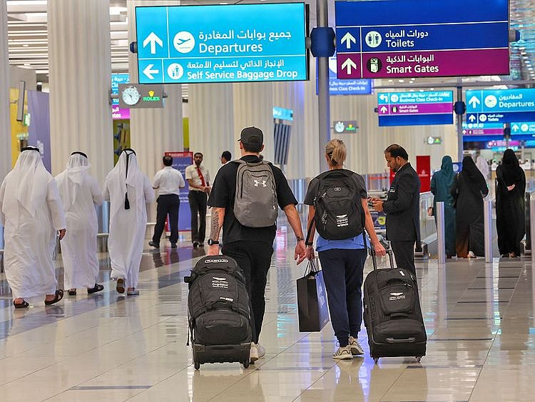 STOCK DUBAI AIRPORT / TERMINAL 3 / EMIRATES