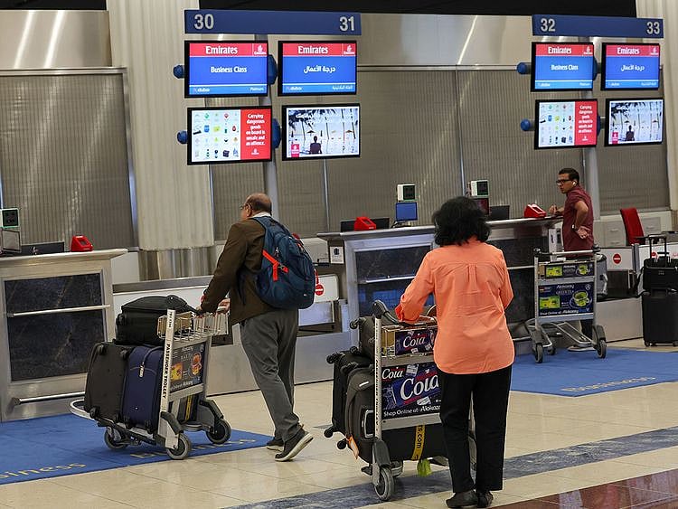 STOCK DUBAI AIRPORT / TERMINAL 3 / EMIRATES