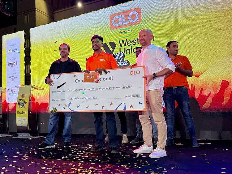 Camp Singer of the Season Winner with du Senior Management, Mr. Marian Soja, Head of Mass Management & Ahmad Alkhaja, Head of Indirect Channels-1701246145278