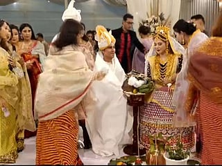 Bollywood stars Randeep Hooda, Lin Laishram look stunning in traditional Manipuri outfits on wedding day