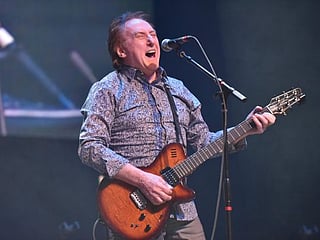 Singer Denny Laine, founding member of the Moody Blues and Paul McCartney’s Wings, dies at 79