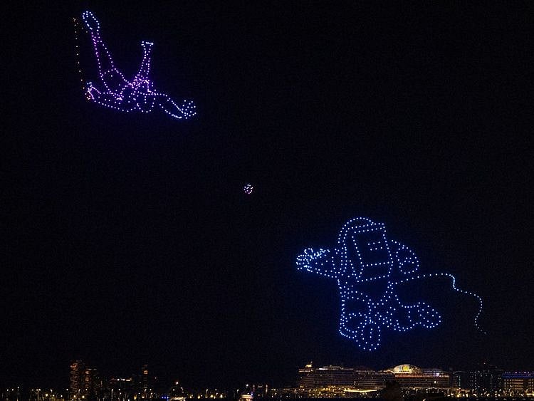 800 drones illuminate Dubai's night sky in a dazzling Dubai Shopping Festival (DSF) show