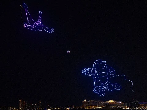 800 drones illuminate Dubai's night sky in a dazzling Dubai Shopping Festival (DSF) show from 2023. 