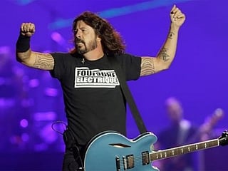Foo Fighters’ rocker Dave Grohl takes a break to feed the poor