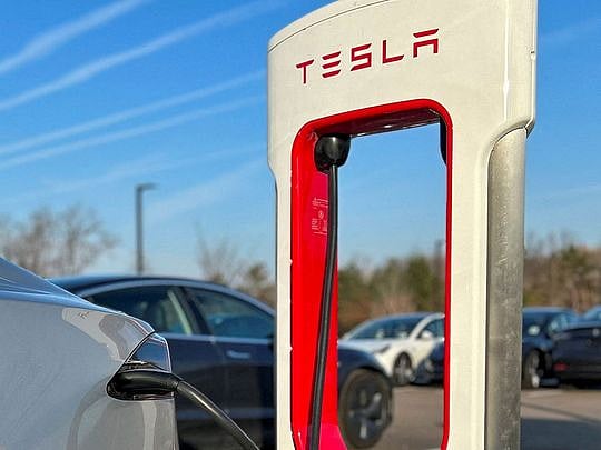 Elon Musks Tesla plant weiteren Stellenabbau, da zwei leitende Angestellte ...