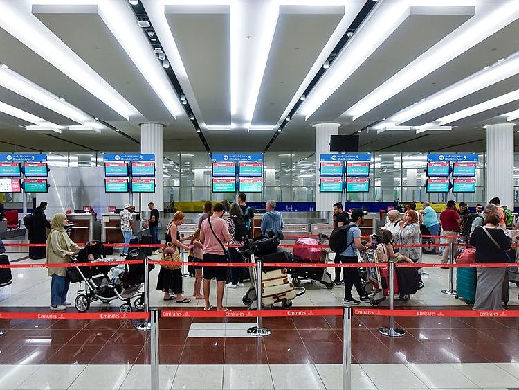 STOCK DUBAI TRAVEL RUSH