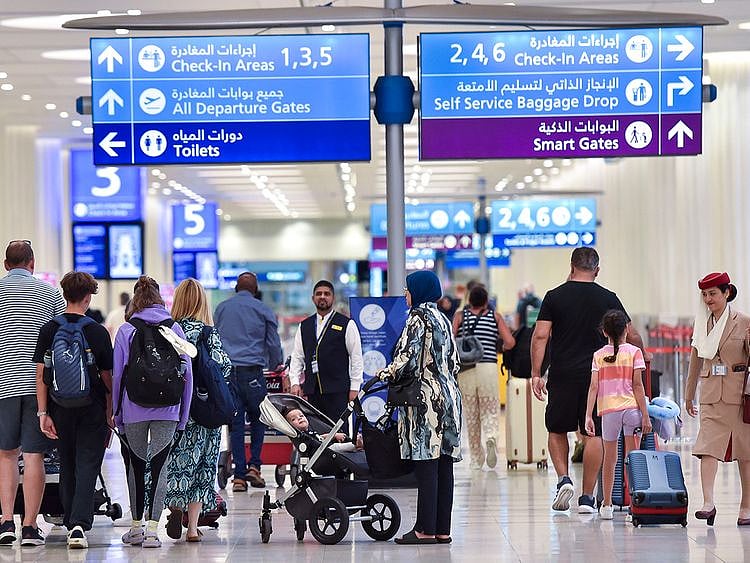 STOCK DUBAI TRAVEL RUSH