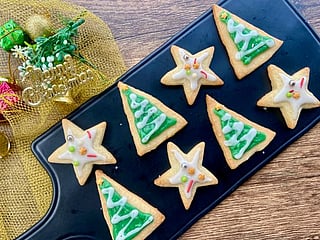 Video guide to bake holiday special Christmas cookies