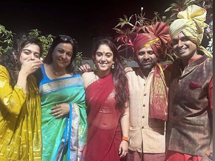 Mithila Palkar, Ira Khan, Nupur Shikhare and other family members 