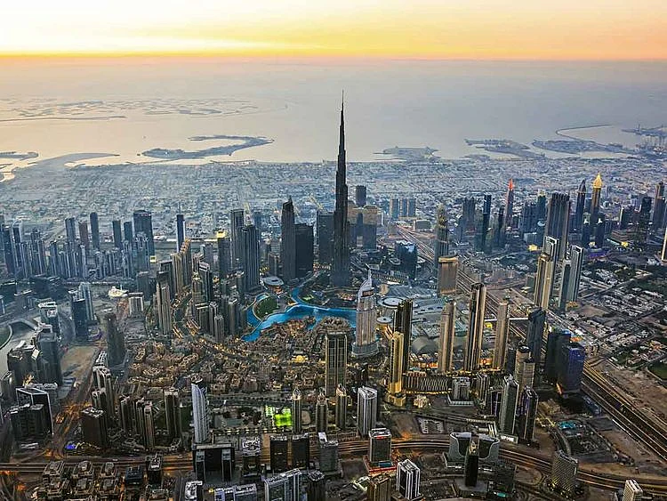 STOCK DUBAI SKYLINE / BURJ KHALIFA / DOWNTOWN