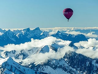 Look: Hot air balloons fly high above Swiss Alps 