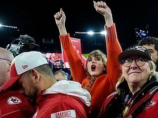 Photos: How did Taylor Swift greet Super Bowl-bound Travis Kelce?