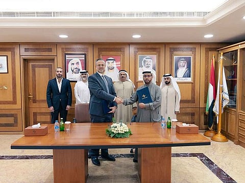 Abdullah bin Mohammed Al Muwaiji, Chairman of the Board of Directors of the Ajman Chamber, signs the agreement with Mohammed Wassim Khayata, CEO of Mbank in the presence of Mohammed Khalifa bin Salmeen Al-Eryani, Member of the Board of Directors of the Ajman Chamber and Salem Al Suwaidi, General Manager, and Mohammed Ali Al Janahi, Executive Director of the Member Support Services Sector at the Ajman Chamber.