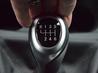 5 bad driving habits that are wasting your money