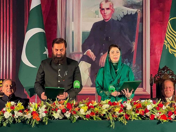 Punjab Governor Muhammad Balighur Rehman (C) administering the oath to Maryam Nawaz Sharif as Pakistan's former Prime Ministers and leader of Pakistan Muslim League Nawaz (PMLN) party Nawaz Sharif (right) and his brother Shehbaz Sharif look on at the Governor's House in Lahore.  