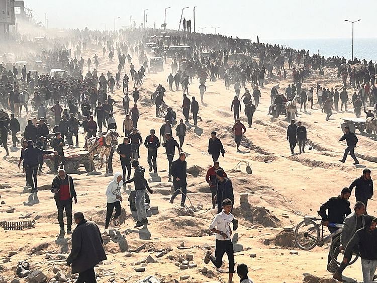  A witness told AFP the incident occurred at the Nabulsi roundabout in the western part of Gaza City, when thousands of people rushed towards the trucks.