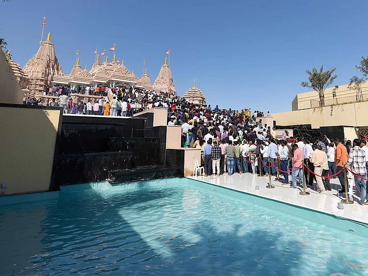 BAPS-Hindu-Mandir-in-Abu-Dhabi_on-sunday-march-3-2024-1709485334783