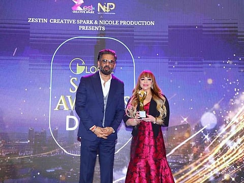  Kiran Khawaja received the award for "Top Female CEO of the Year" from Bollywood star Suniel Shetty.