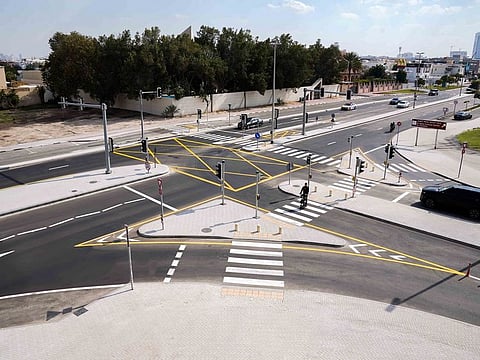 The new signalised junction at Al Majasimi intersection and Al Wasl Road in Dubai cuts the travel time from Umm Suqeim 3 northward to Al Wasl Road from 3 minutes to just 30 seconds – and easing the movement of residents, visitors to nearby shops, and the movement of students to schools in the vicinity. 