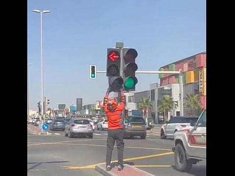 Acting on instinct, Dubai delivery driver Zeeshan Ahmad Irshad Ahmad, a Pakistani, stopped his motorcycle and skillfully secured the loose component of the traffic light in Dubai.