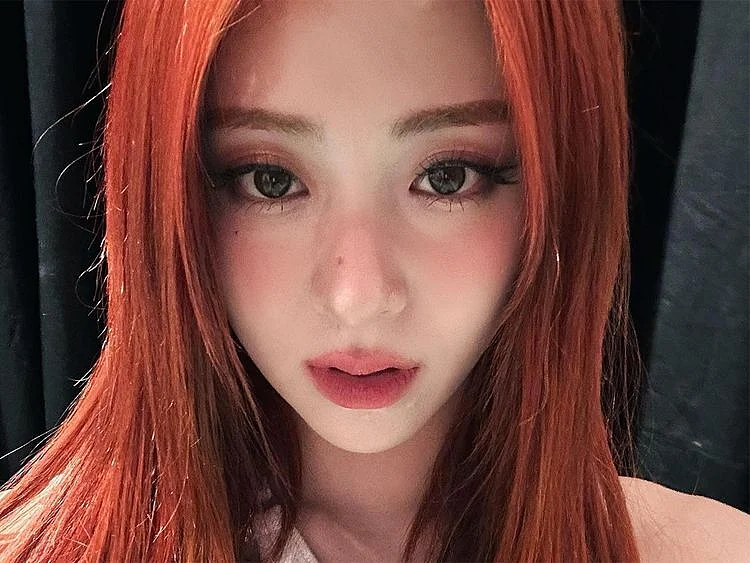 huh yunjin le sserafim