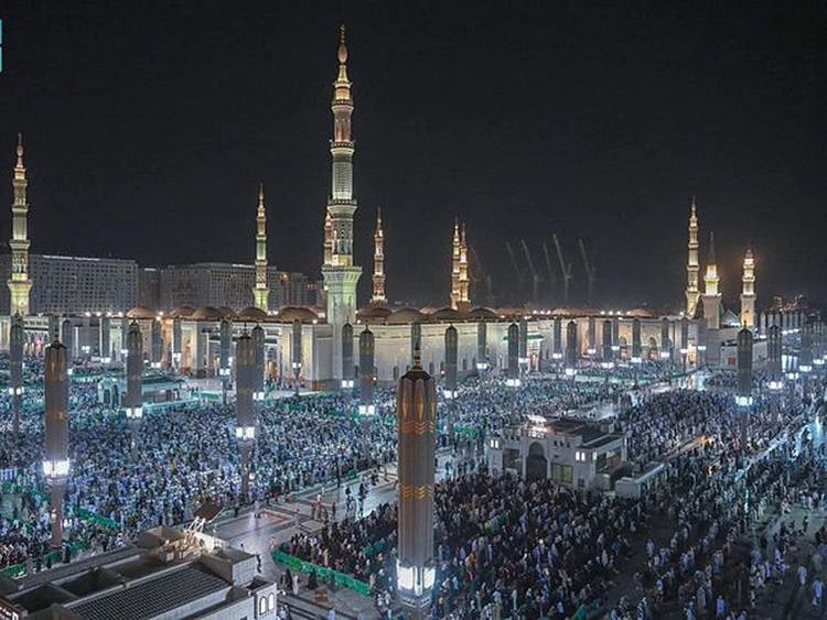Spanning an area of about 67,000 square meters, the roof of the mosque provides a tranquil space for worship, accessed through 24 staircases positioned near mosque entrances.