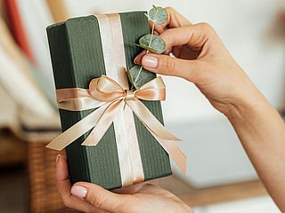 With a mix of festive flair and everyday charm, these seven handpicked gifts capture the spirit of Saudi National Day while delighting the lucky recipients. 