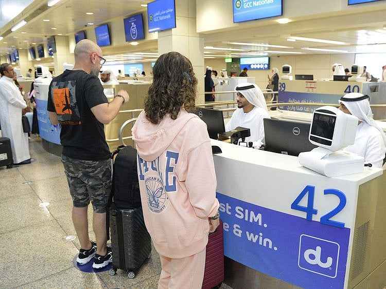 gdrfa-pic-of-passengers-at-dxb-during-rainy-days-1713628124141