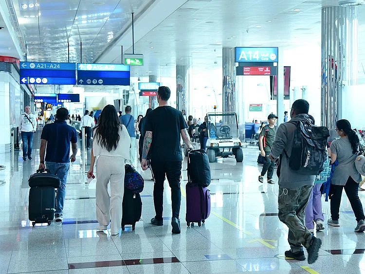 Stock-Dubai-Airports