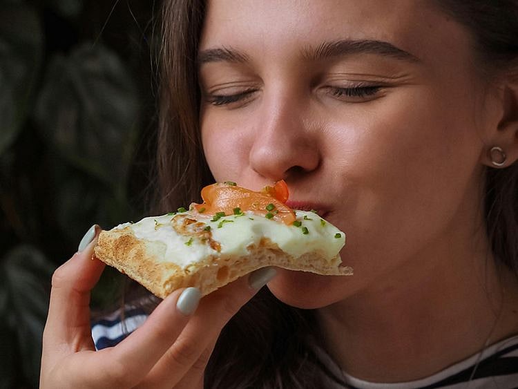 Eating pizza
