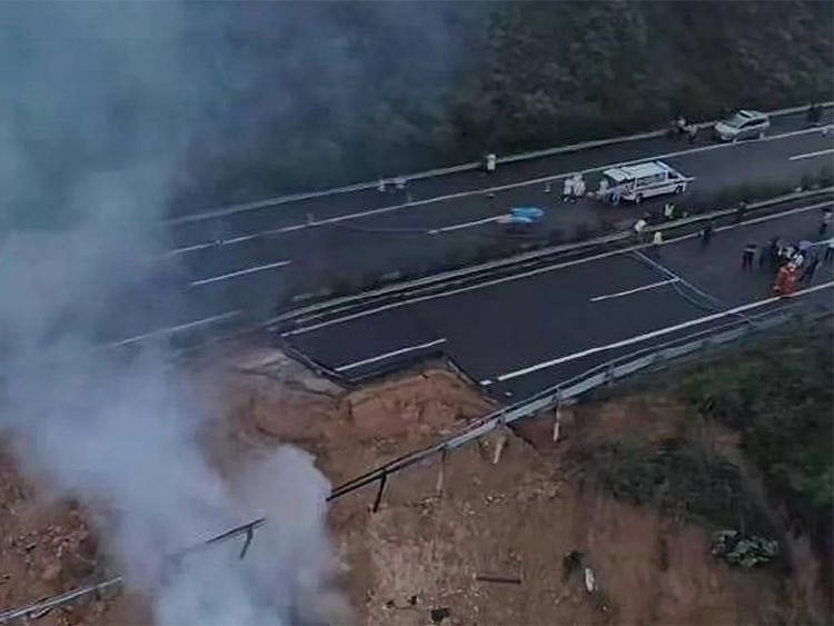  Eighteen cars fell when the road on a hillside in Meizhou, a city in China's Guangdong province, gave way after days of heavy rain, the official Xinhua News Agency reported. Another 30 people were injured and have been taken to the hospital.