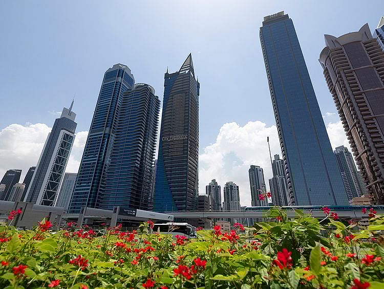 STOCK DUBAI SKYLINE / PROPERTY / WEATHER