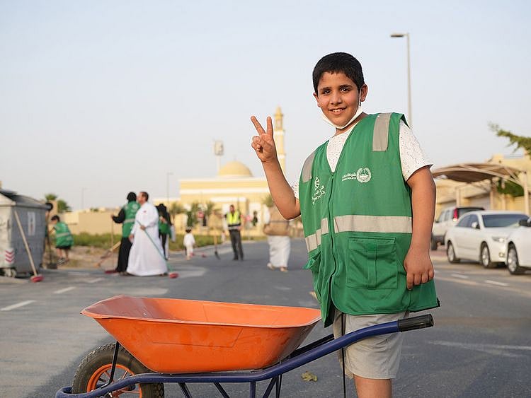 Citizens_join_Al_Barsha_Police_in_“An_Hour_for_Dubai”_Initiative__(2)-1714810890435