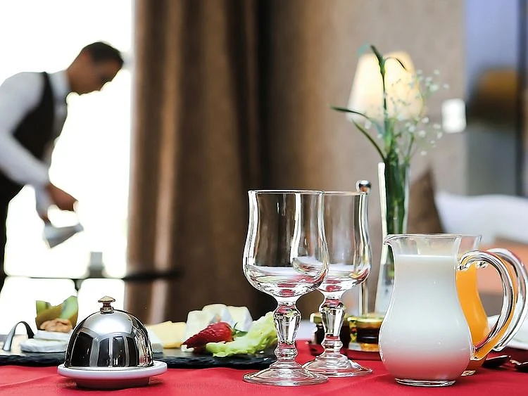 Swiss hospitality education FOR WEB shutterstock_738511216
