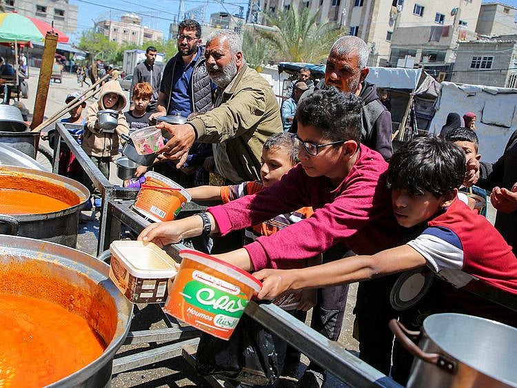  The UAE warned against military escalation that threatens to cause the loss of more innocent lives and exacerbate the humanitarian catastrophe in the Gaza Strip.