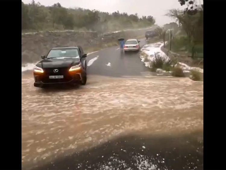  The General Directorate urges the public to remain vigilant and stay in safe places during this period. In the Mecca region, moderate to heavy rainfall is expected, potentially leading to flash floods, hail, and high-speed downward winds causing dust and sandstorms.